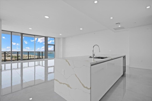 Building Photo - 220 Lake Shore Dr