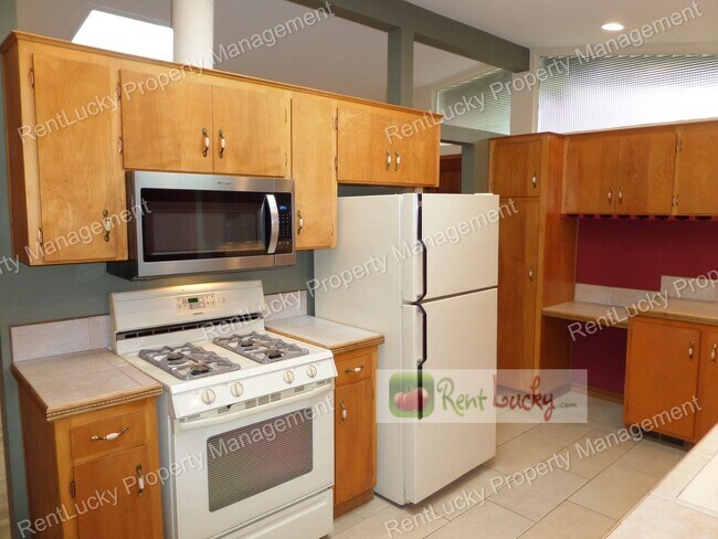 Building Photo - RARE FIND! Adorable 3-Bedroom Mid-Century Home in Great Des Moines Location!!