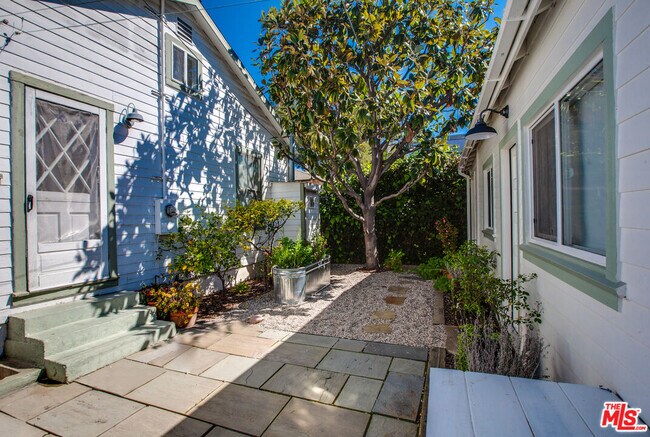 Building Photo - 1548 Cabrillo Ave