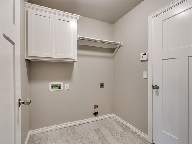 Building Photo - 2204 Wheatheart Dr