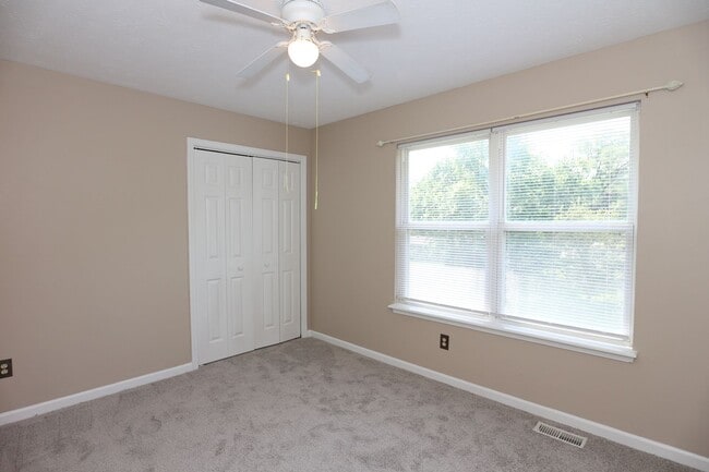 Building Photo - Large 5 Bedroom Westfield Home!