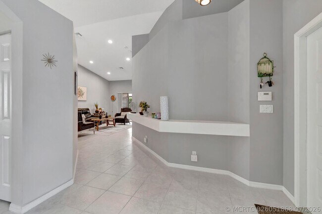 Building Photo - 6129 Heliconia Rd