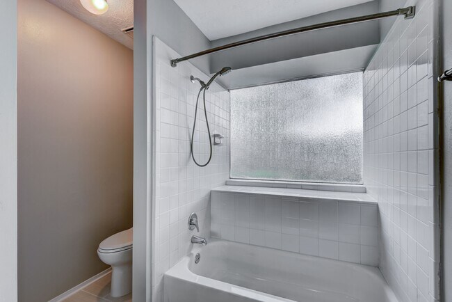 Building Photo - 412 Meadowpoint Dr