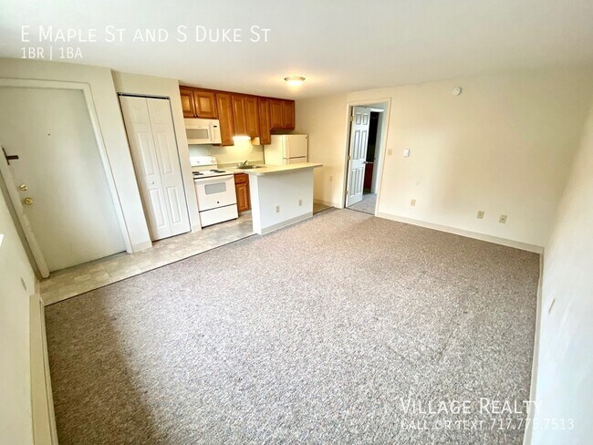 Building Photo - 451 E Maple St