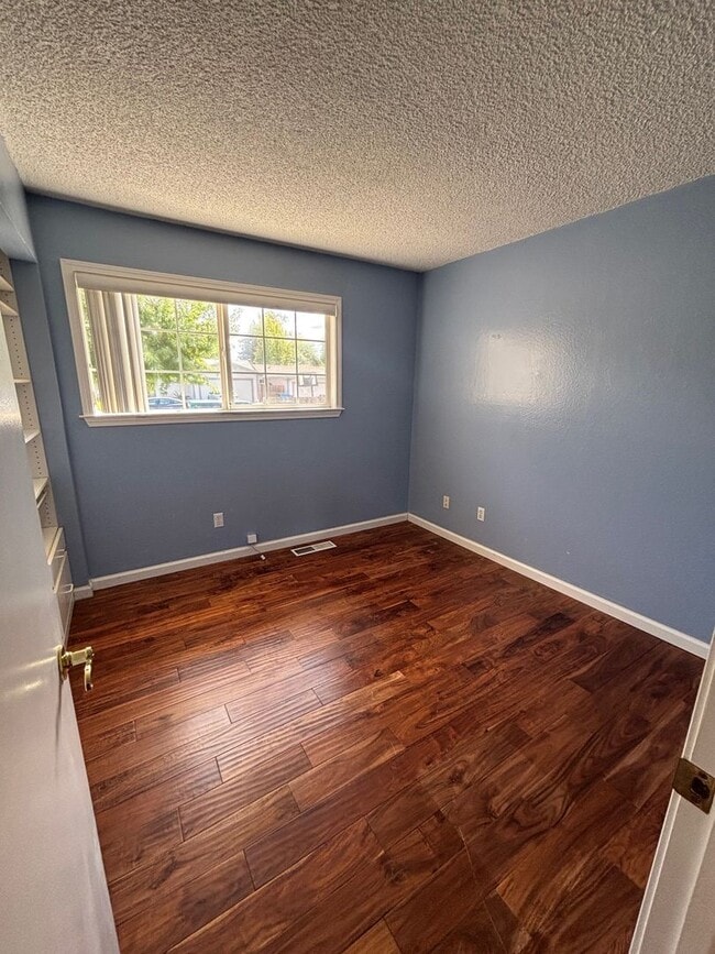 Building Photo - 3 Bedroom 2 Bathroom Single Family home in...