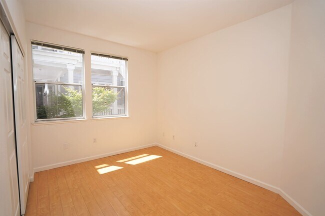 Building Photo - Beautiful & Spacious Condo in Desirable Sunnyvale Location!