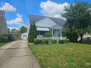 Building Photo - Charming 3-Bedroom Home with Private Yard ...