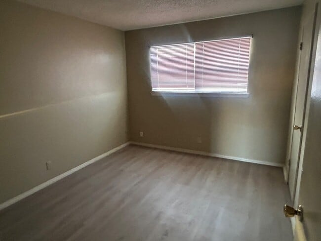 Building Photo - 1900 W 9th St