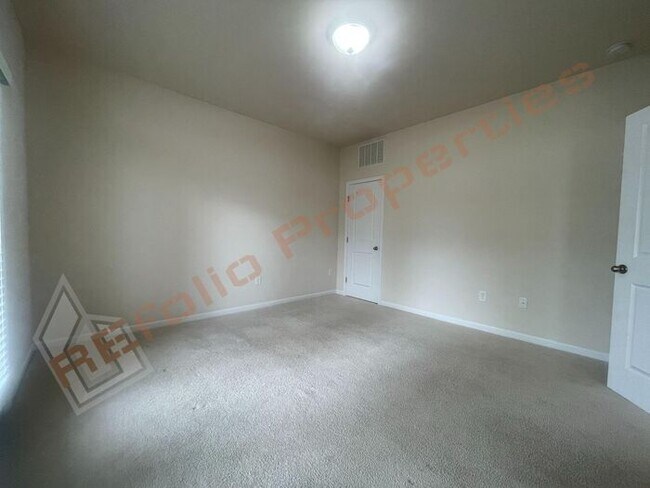 Building Photo - Luxury 3 Story 4 BD/3.5 Bath Townhome @ Sm...