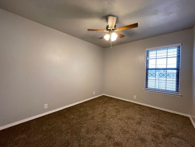 Building Photo - AVAILABLE NOW - 2 BEDROOM 2 BATH TOWNHOME ...
