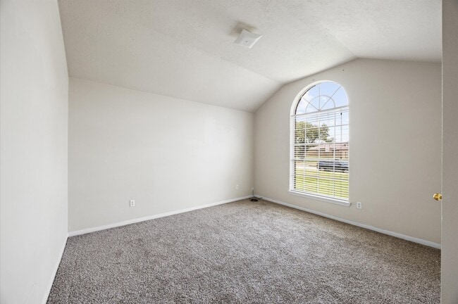 Building Photo - 19739 Mountain Dale Dr