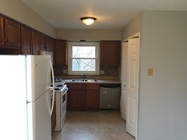 Kitchen - 116 Hill N Dale Dr