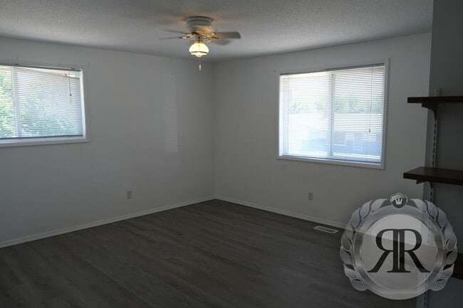 Building Photo - West Valley Tri-Plex, Washer/Dryer & Utili...