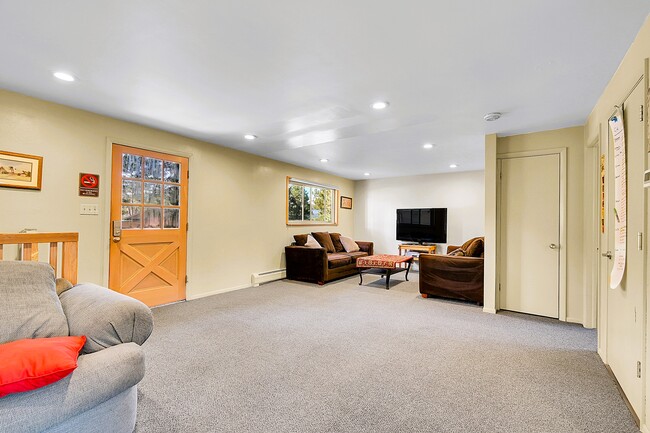 Building Photo - 27927 Circle Dr