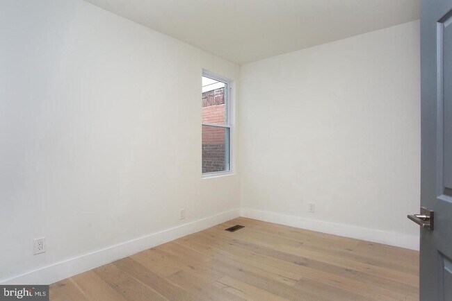 Building Photo - 5844 Fernwood St