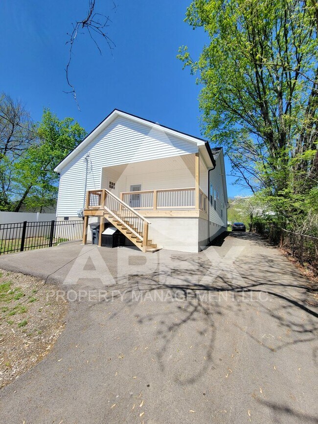 Building Photo - 3 Bd - 2 Ba Single family home mins from D...