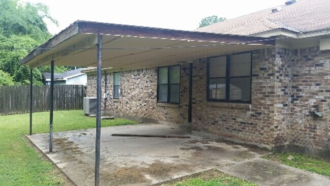 Building Photo - 4325 Bayberry Dr