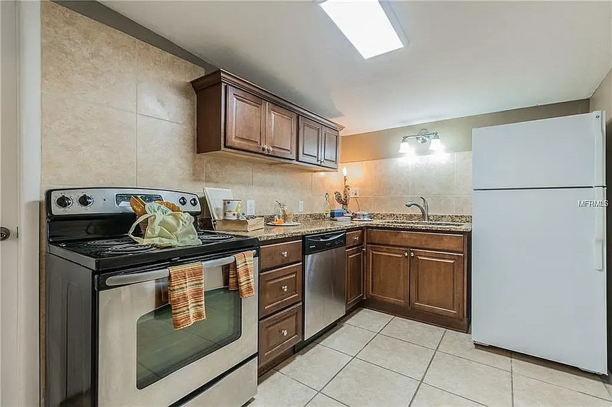 Building Photo - 228 W Jean St