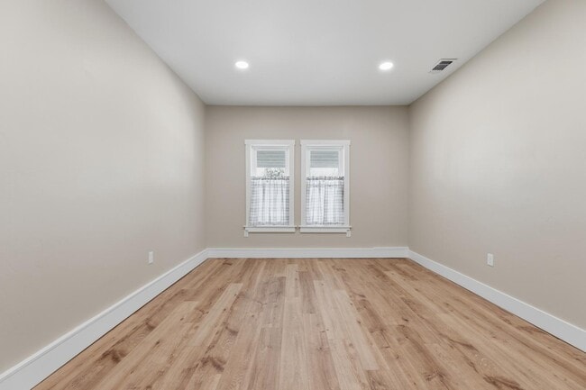 Building Photo - 103 W Centre St