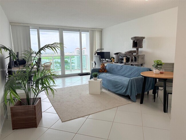 Building Photo - 100 Bayview Dr