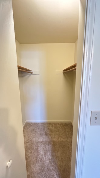 Building Photo - 807 Rainbow Dr