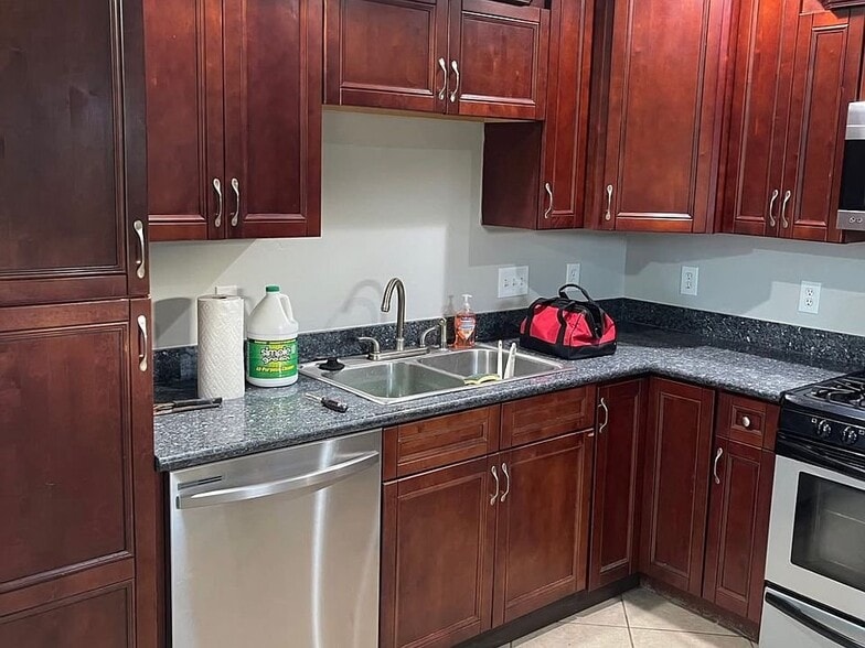 Building Photo - 3500 Kings Dr