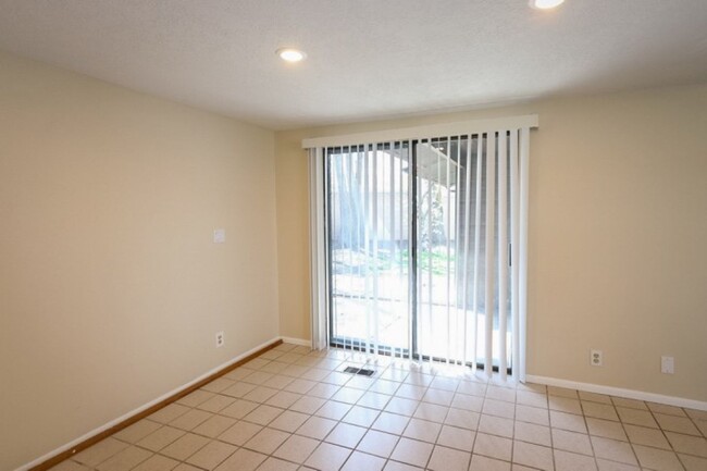 Building Photo - Duplex For Rent in Sandy!