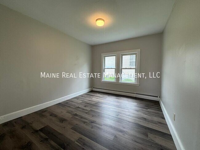 Building Photo - 172 College Ave