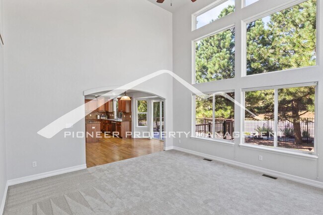 Building Photo - Low-Maintenance Living in Desirable West Side Neighborhood 5 bd, 2 car garage and AC