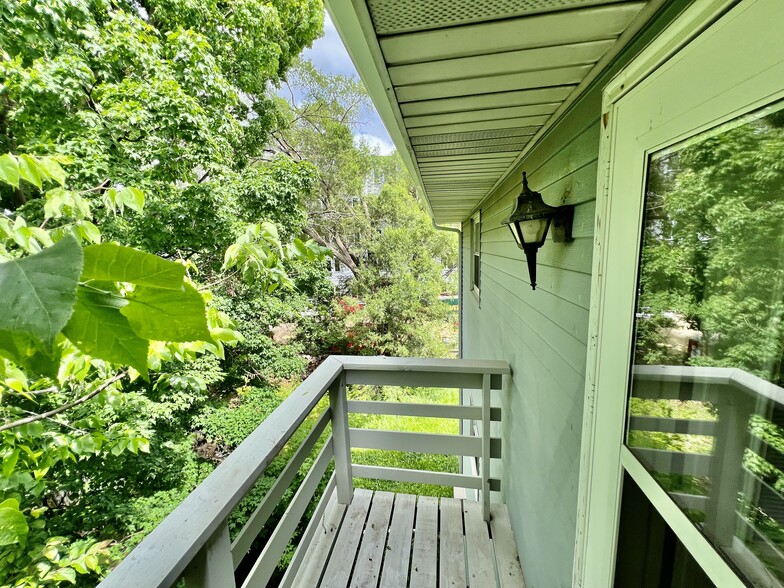Private Balcony - 3176 Ridgeway Ave