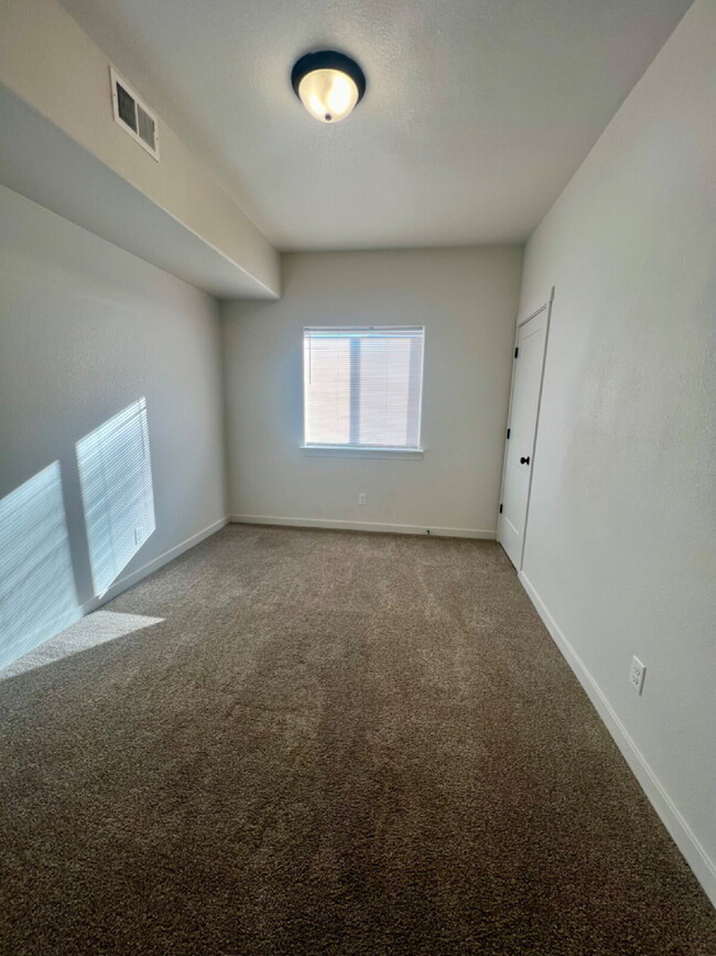 Building Photo - Newer Single Family Home Now Available!