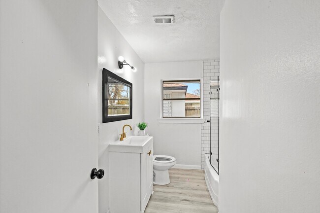 Building Photo - 2119 Linden Creek Ln