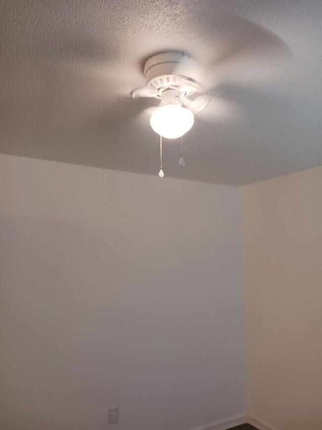 Building Photo - 3 Bed Townhome in N Chas!