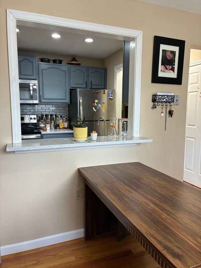 Building Photo - Wonderful 2 bedroom townhouse with heat in...