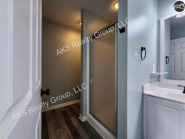 Building Photo - 617 Parkside Cir