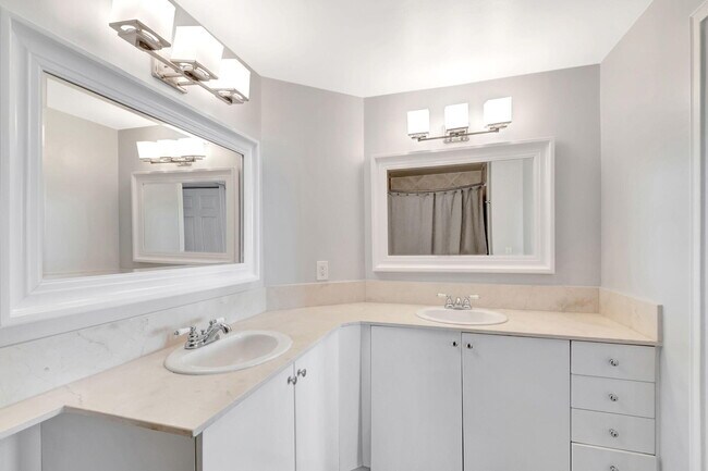 Building Photo - 804 E Windward Way