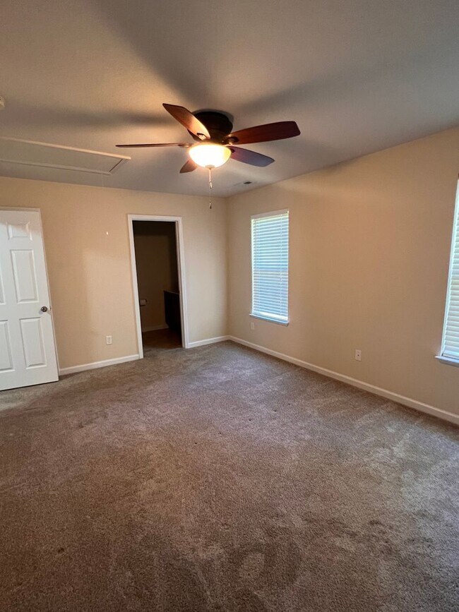 Building Photo - Convenient South Asheville two story, end ...
