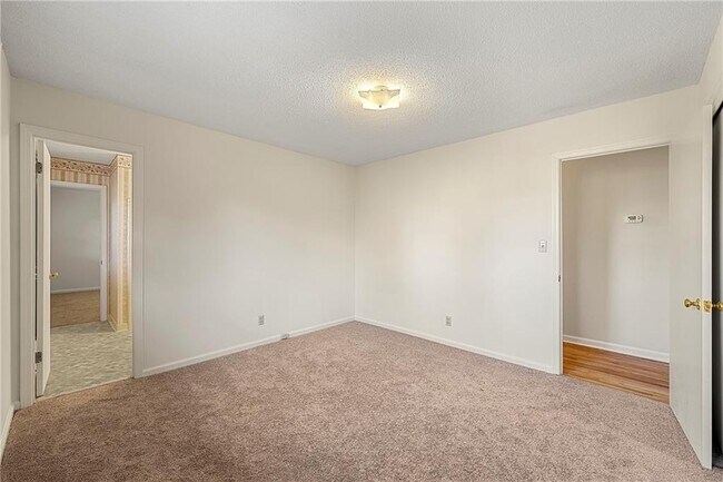 Building Photo - 552 Duke Dr