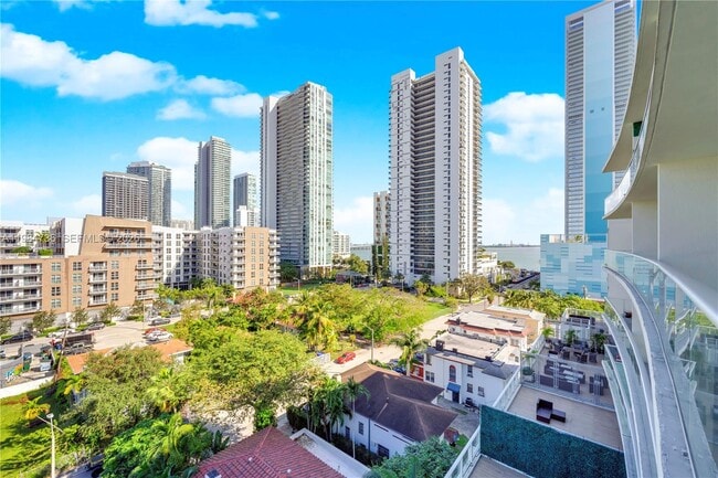 Building Photo - 321 NE 26th St