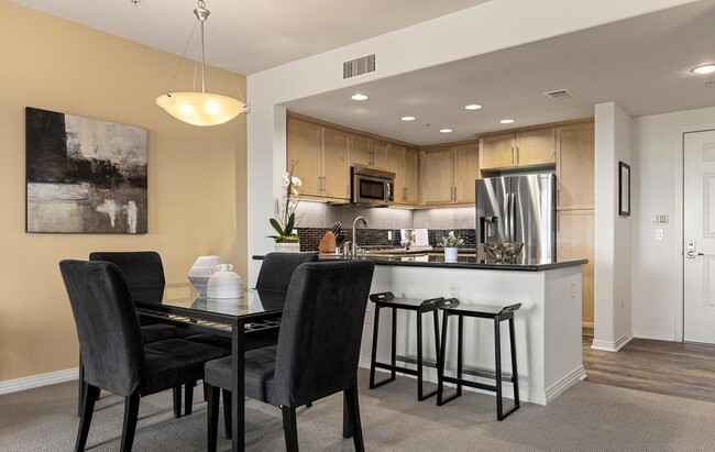 Building Photo - 931 E Walnut St