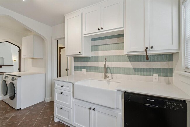 Building Photo - 1905 N Brauer Ave