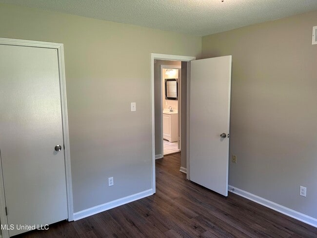 Building Photo - 2955 Normandy Dr