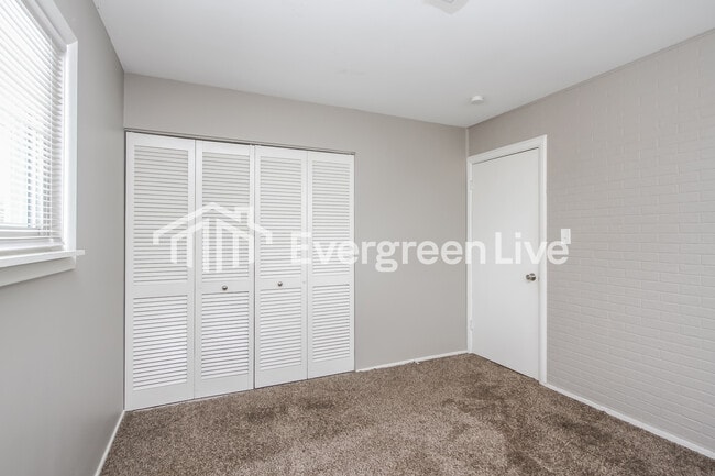 Building Photo - 615 S Green St