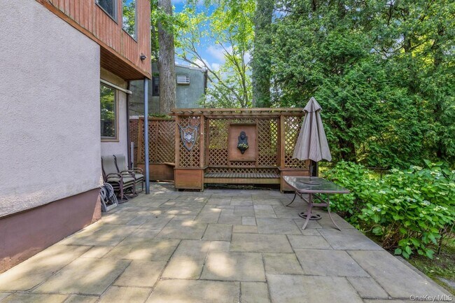 Building Photo - 196-15 Como Ave