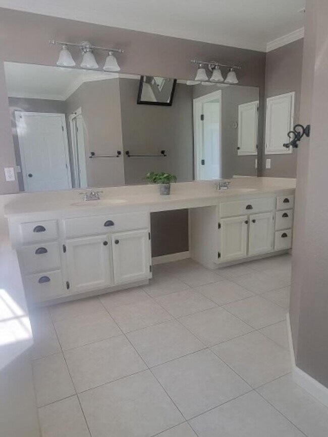 Building Photo - "Coveted Comfort: Spacious 4-Bed, 3-Bath H...