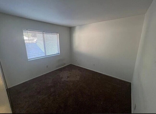 Building Photo - AVAILABLE NOW! Canyon Crest Townhome