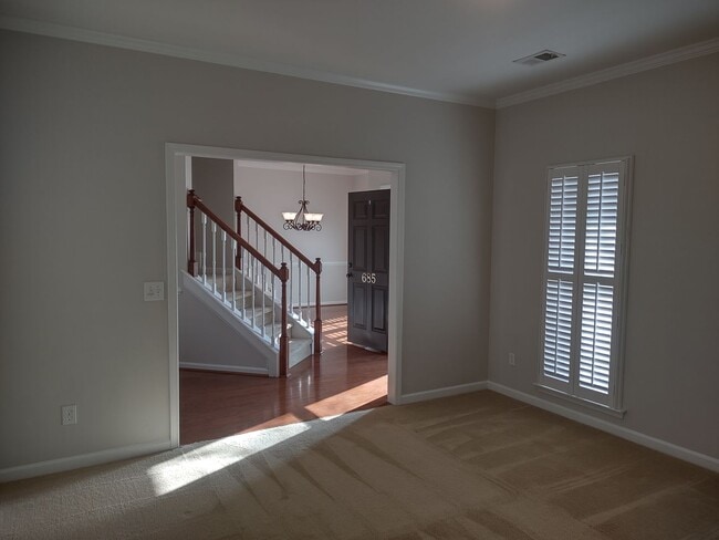 Building Photo - Beautiful and Charming! You Want it and Th...