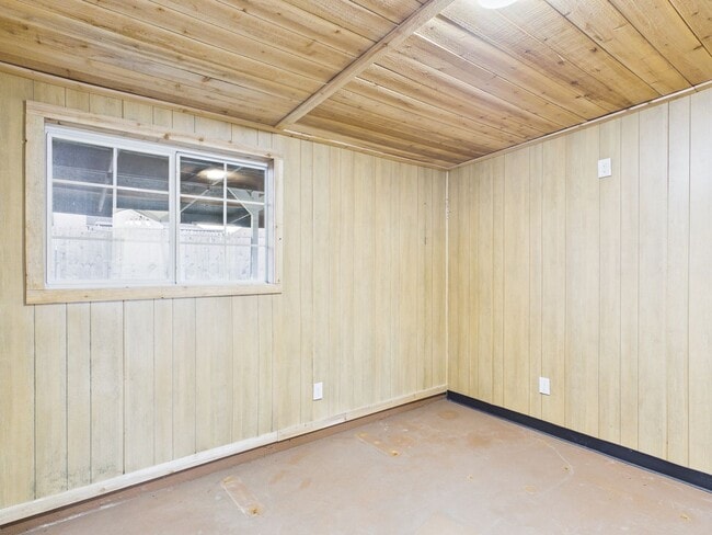 Building Photo - 3904 SW Parkridge Blvd