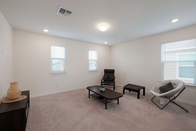 Building Photo - Comfort Meets Convenience in a Well-Located Home