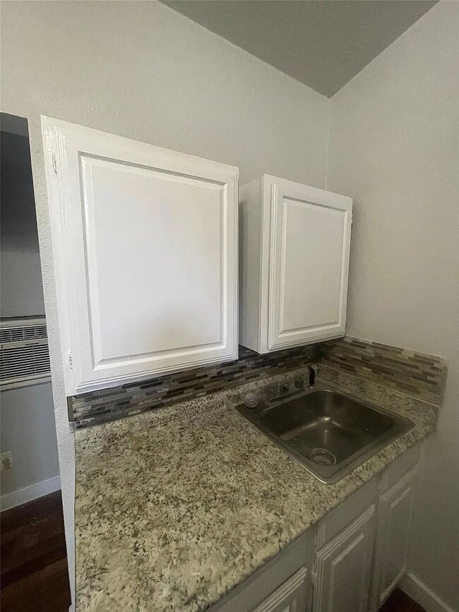 Building Photo - "Charming 1-Bed Gem in San Marcos: Cozy 700 sq ft Haven on West McCarty Lane!"